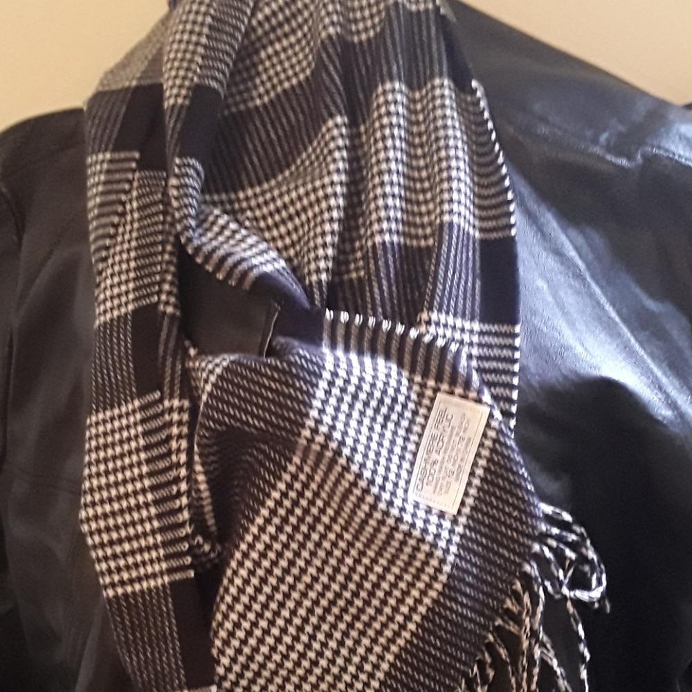 Houndstooth Scraf  Never Worn.